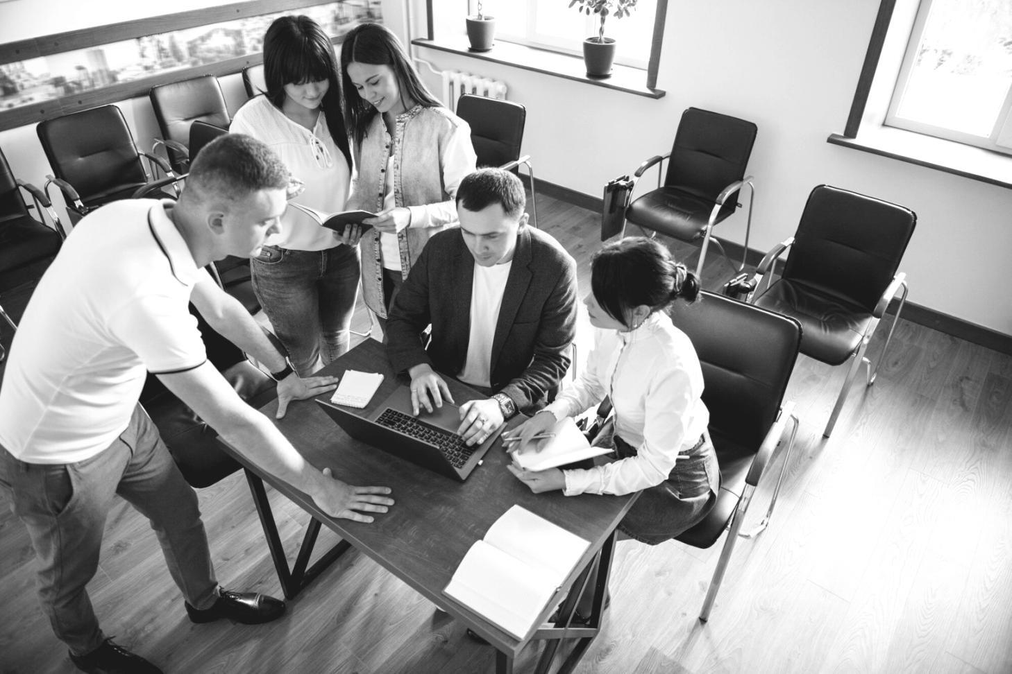 Moderne Finanzanalyse am Arbeitsplatz mit Budgetberichten