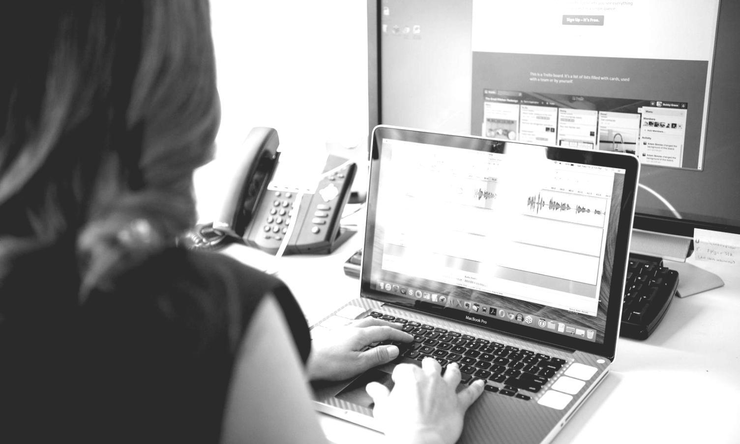 Arbeitsplatz mit Finanzberichten und Notizen